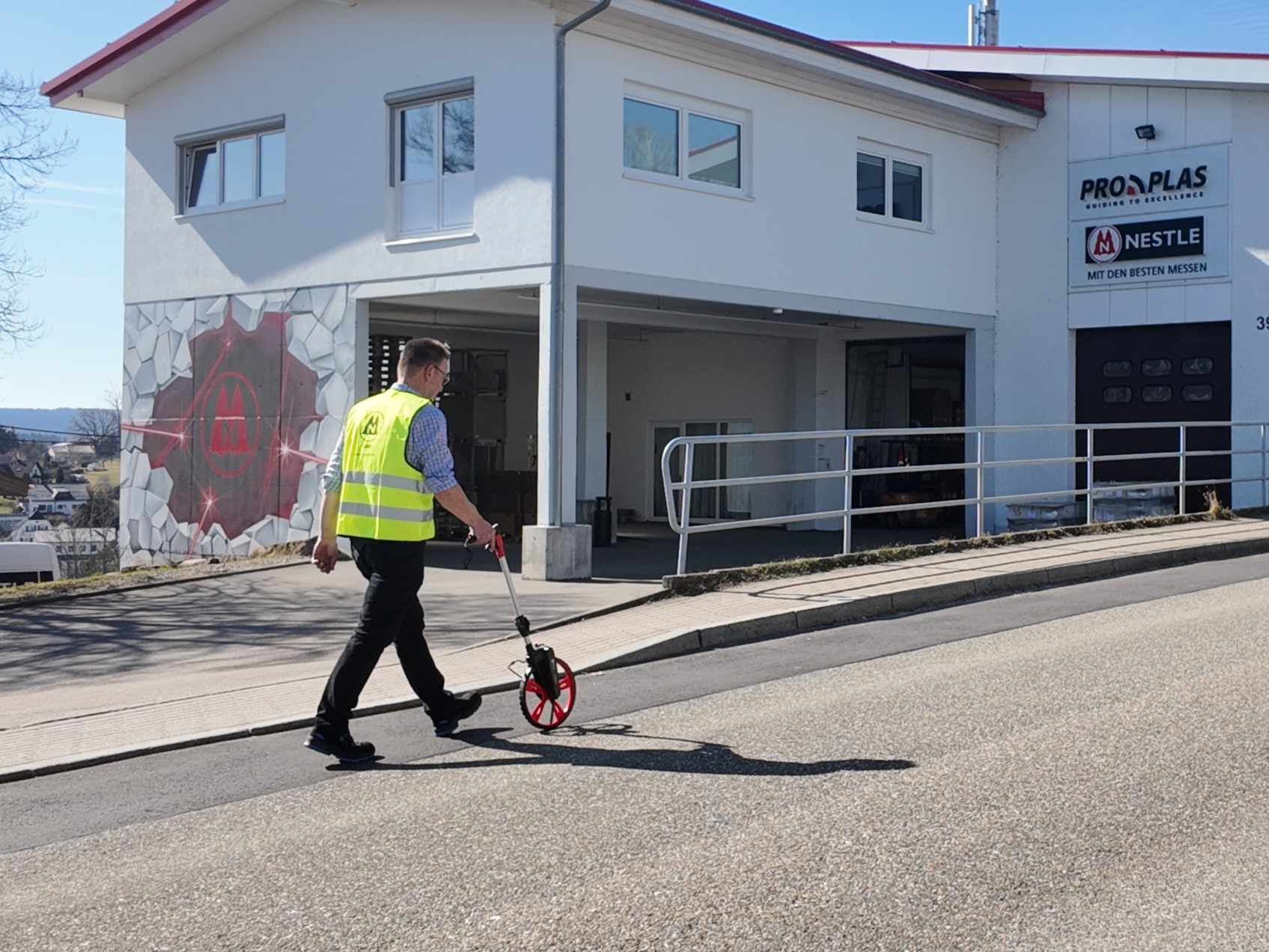 Anwendung des Rolltacho RT-08 beim Messen auf der Strasse